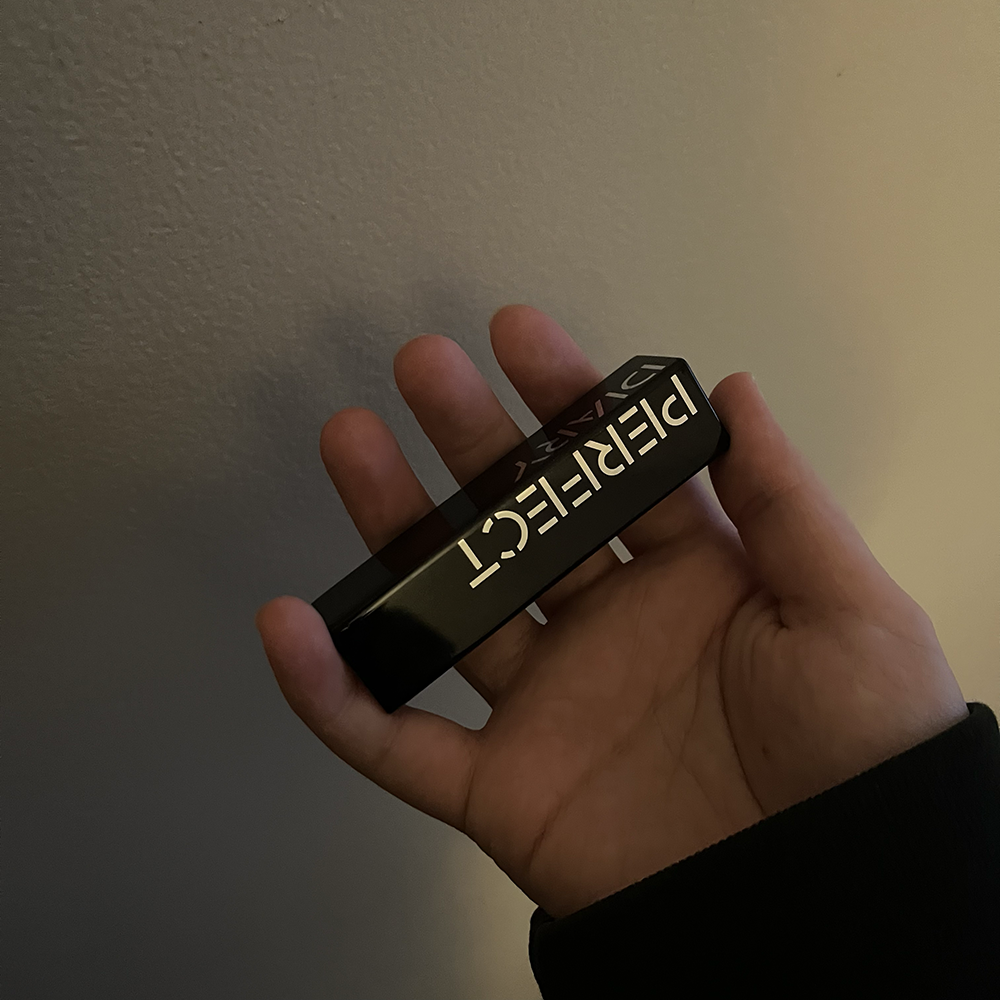 Sound of opening or closing a lipstick