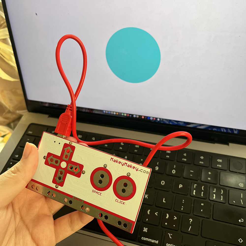 Picture of how the computer connect with Makey Makey and control with visual effect #4
