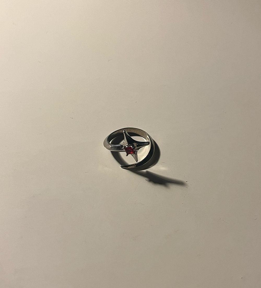 Front of the ring showing details on decorations